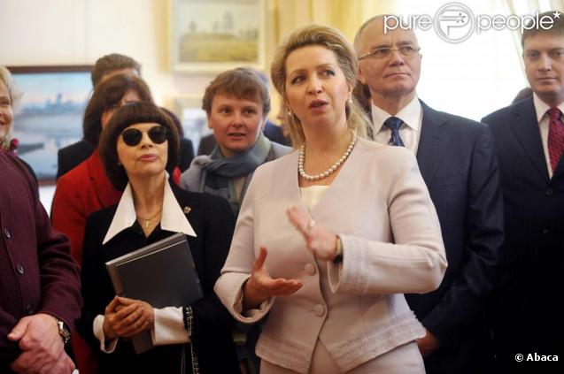 Svetlana, épouse de Dmitri Medvedev, visite le centre de Russie pour la Science et la Culture, à Paris. Elle est accompagnée de Mireille Mathieu. 02/03/2010