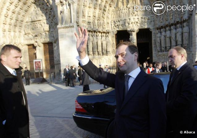 Dmitri Medvedev et son épouse Svetlana arrivent à Notre-Dame de Paris. 02/03/2010.  
