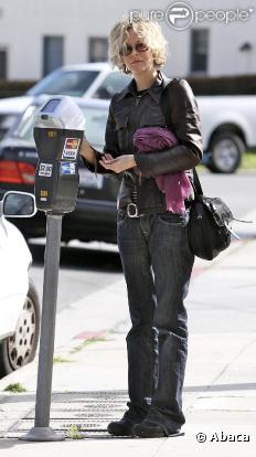 Meg Ryan paye le parcmètre après avoir garé sa voiture à Beverly Hills le 2 mars 2010