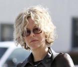 Meg Ryan paye le parcmètre après avoir garé sa voiture à Beverly Hills le 2 mars 2010