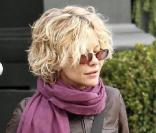 Meg Ryan paye le parcmètre après avoir garé sa voiture à Beverly Hills le 2 mars 2010