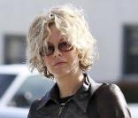 Meg Ryan paye le parcmètre après avoir garé sa voiture à Beverly Hills le 2 mars 2010