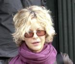 Meg Ryan paye le parcmètre après avoir garé sa voiture à Beverly Hills le 2 mars 2010