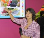 Estelle Denis, ambassadrice de l'opération Un fruit pour la récré, fait une intervention auprès d'enfants sur le stand du ministère de l'alimentation, de l'agriculture et de la pêche, au salon de l'agriculture le 2 mars 2010