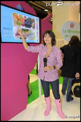 Estelle Denis, ambassadrice de l'opération Un fruit pour la récré, fait une intervention auprès d'enfants sur le stand du ministère de l'alimentation, de l'agriculture et de la pêche, au salon de l'agriculture le 2 mars 2010