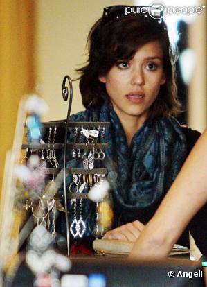 Jessica Alba en pleine séance shopping à Beverly Hills le 4 mars 2010