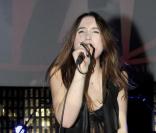 Avec deux nominations, la chanteuse Izia sera-t-elle la grande gagnante de ces 25e Victoires de la Musique ?