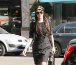 Lindsay Lohan rentre à son hôtel parisien après avoir assisté à un défilé, lors de la Fashion Week, samedi 6 mars.