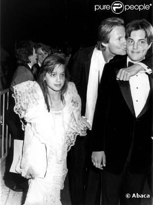 Jon Voight entouré de sa mère, son fils James et sa fille Angelina, aux Oscars, le 24 mars 1986 !