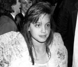 Jon Voight entouré de sa mère, son fils James et sa fille Angelina, aux Oscars, le 24 mars 1986 !