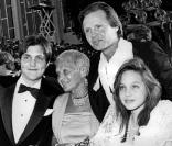 Jon Voight entouré de sa mère, son fils James et sa fille Angelina, aux Oscars, le 24 mars 1986 !