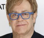 Elton John toujours aussi décalé lors du 18ème gala de la AIDS Foundation d'Elton John à l'occasion de la 82ème cérémonie des Oscars au Pacific Design Center à Los Angeles le 7 mars 2010