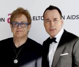 Elton John et son compagnon David Furnish lors du 18ème gala de la AIDS Foundation d'Elton John à l'occasion de la 82ème cérémonie des Oscars au Pacific Design Center à Los Angeles le 7 mars 2010