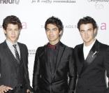 Les Jonas Brothers lors du 18ème gala de la AIDS Foundation d'Elton John à l'occasion de la 82ème cérémonie des Oscars au Pacific Design Center à Los Angeles le 7 mars 2010