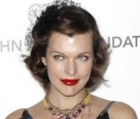 Milla Jovovich très rafinée lors du 18ème gala de la AIDS Foundation d'Elton John à l'occasion de la 82ème cérémonie des Oscars au Pacific Design Center à Los Angeles le 7 mars 2010
