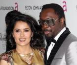 Salma Hayek sublime au côté du rappeur Will.I.Am lors du 18ème gala de la AIDS Foundation d'Elton John à l'occasion de la 82ème cérémonie des Oscars au Pacific Design Center à Los Angeles le 7 mars 2010