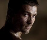 Andy Whitfield dans la série Spartacus : Blood ans Sand 