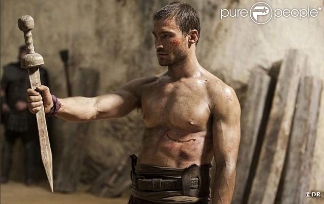 Andy Whitfield dans la série Spartacus : Blood ans Sand 