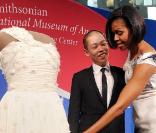 Michelle Obama et le styliste Jason Wu lors de sa visite au musée des Premières dames à Washington le 9 mars 2010