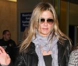 Jennifer Aniston en arrivant à l\'aéroport de JFK à New York, le 12 mars 2010