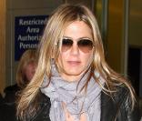 Jennifer Aniston en arrivant à l'aéroport de JFK à New York, le 12 mars 2010
