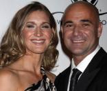 Le 12 mars 2010, l\'événement Hit for Haïti au profit des populations haïtiennes, à Indian Wells, a pu compter sur Steffi Graf et Andre Agassi<br />