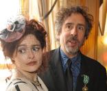 Tim Burton décoré par le ministre de la Culture Frédéric Mitterrand le 15 mars 2010 à Paris, ici avec sa compagne Helena Bonham Carter 