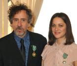 Tim Burton et Marion Cotillard décoré par le ministre de la Culture Frédéric Mitterrand le 15 mars 2010 à Paris