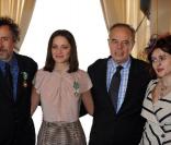 Tim Burton et Marion Cotillard décorés par le ministre de la Culture Frédéric Mitterrand le 15 mars 2010 à Paris, avec également Helena Bonham Carter 