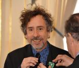 Tim Burton décoré par le ministre de la Culture Frédéric Mitterrand le 15 mars 2010 à Paris