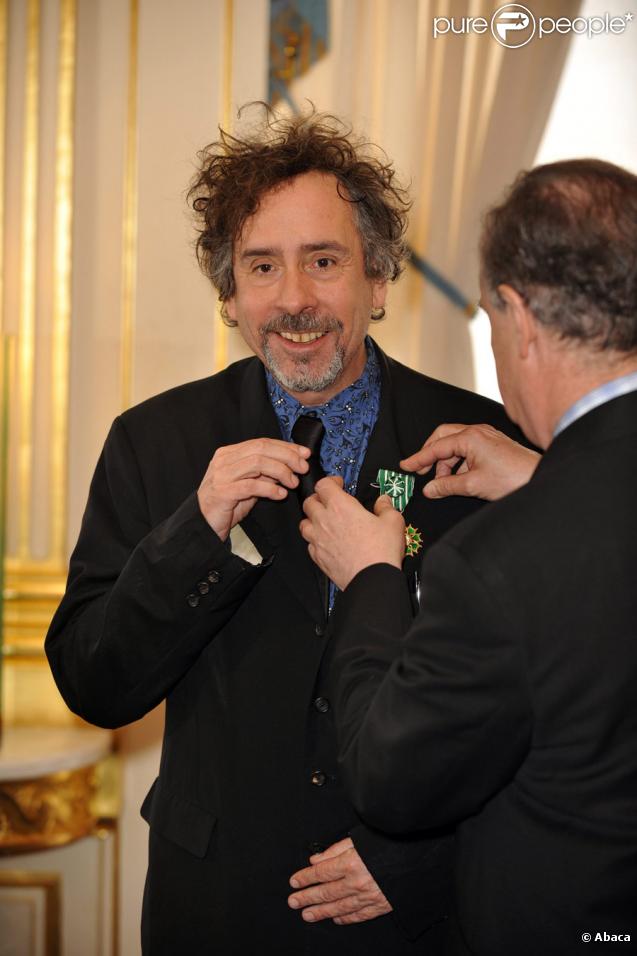 Tim Burton décoré par le ministre de la Culture Frédéric Mitterrand le 15 mars 2010 à Paris