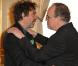 Tim Burton décoré par le ministre de la Culture Frédéric Mitterrand le 15 mars 2010 à Paris