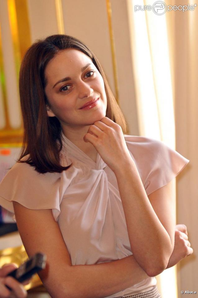 Marion Cotillard, décorée par le ministre de la Culture le 15 mars 2010, habillée par Dior 