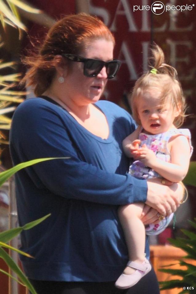Lisa-Marie Presley porte l'une de ses jumelles et affiche une nouvelle couleur rousse lors d'une promenade à Los Angeles 