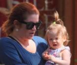 Lisa-Marie Presley porte l'une de ses jumelles et affiche une nouvelle couleur rousse lors d'une promenade à Los Angeles 