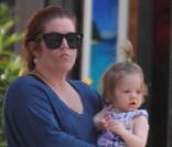 Lisa-Marie Presley porte l'une de ses jumelles et affiche une nouvelle couleur rousse lors d'une promenade à Los Angeles 