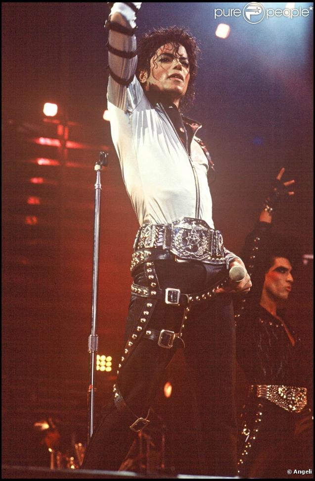 Michael Jackson : Un contrat de 200 millions de dollars a été conclu, portant sur 10 albums en 7 ans