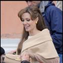 Quand Angelina Jolie, toujours aussi élégante, travaille dur... mais avec un joli sourire !