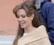 Quand Angelina Jolie, toujours aussi élégante, travaille dur... mais avec un joli sourire !