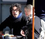 Carlos Leon et sa girlfriend s'offrent une pause déjeuner, mardi 16 mars, au Cafe Gitane, à New York.
