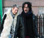 Carlos Leon et sa girlfriend s'offrent une pause déjeuner, mardi 16 mars, au Cafe Gitane, à New York.