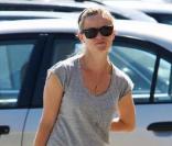 Reese Witherspoon, ce mardi 16 mars, se rendant dans un centre commercial de Brentwood (Californie).