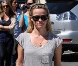 Reese Witherspoon, ce mardi 16 mars, se rendant dans un centre commercial de Brentwood (Californie).