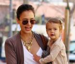 Jessica Alba va faire des courses à Los Angeles avec sa fille Honor Marie le 19 mars 2010