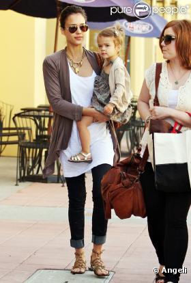 Jessica Alba va faire des courses à Los Angeles avec sa fille Honor Marie le 19 mars 2010