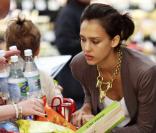 Jessica Alba va faire des courses à Los Angeles avec sa fille Honor Marie le 19 mars 2010