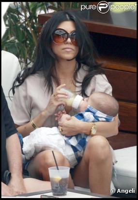 Kourtney Kardashian et son fils Mason à Miami le 13 mars 2010
