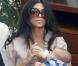 La sexy Kim Kardashian ne veut plus quitter sa soeur Kourtney et goûte ainsi... aux joies de la maternité !