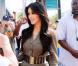Kim et sa soeur Kourtney Kardashian, accompagnée de son fils Mason se promènent à Miami le 19 mars 2010