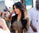 Kim et sa soeur Kourtney Kardashian, accompagnée de son fils Mason se promènent à Miami le 19 mars 2010